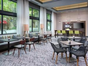 迪凯特Hampton Inn & Suites Atlanta Decatur/Emory的餐厅设有桌椅和窗户。