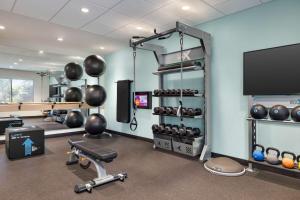 罗维莎Tru Lawrenceville Atlanta I85 Sugarloaf的健身房设有健身器材和平面电视