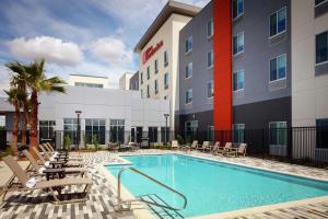 萨克拉门托Hilton Garden Inn Sacramento Airport Natomas的酒店游泳池设有躺椅,酒店