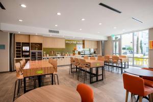 卡尔斯巴德Home2 Suites By Hilton Carlsbad, Ca的一个带桌椅的教室和一个食堂
