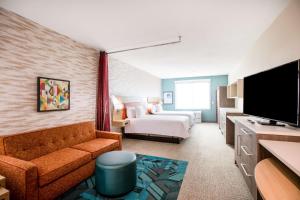 卡尔斯巴德Home2 Suites By Hilton Carlsbad, Ca的酒店客房设有一张沙发和一张床