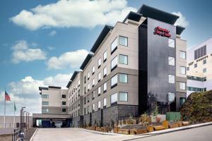 斯波坎Hampton Inn & Suites Spokane Downtown-South的酒店前方的 ⁇ 染