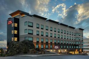 斯波坎Hampton Inn & Suites Spokane Downtown-South的建筑的侧面有标志