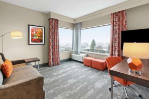 斯波坎Hampton Inn & Suites Spokane Downtown-South的带沙发和电视的客厅