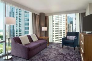 芝加哥Homewood Suites By Hilton Chicago Downtown South Loop的带沙发和大窗户的客厅