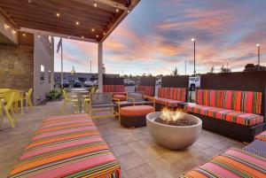 亚基马Home2 Suites By Hilton Yakima Airport的庭院设有火坑和桌椅