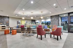 亚基马Home2 Suites By Hilton Yakima Airport的大堂配有沙发和桌椅