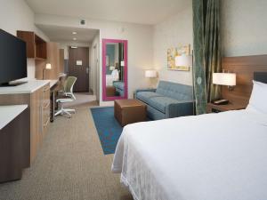 查塔努加Home2 Suites By Hilton Chattanooga Hamilton Place的酒店客房设有床和客厅。