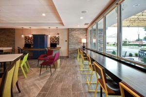乔治城Home2 Suites By Hilton Georgetown的用餐室设有桌椅和窗户。