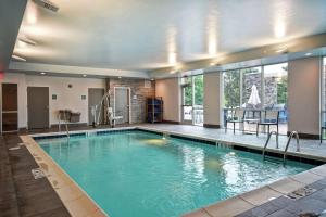 乔治城Home2 Suites By Hilton Georgetown的大楼内一个蓝色的大型游泳池