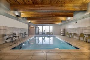 Loves ParkHome2 Suites By Hilton Loves Park Rockford的游泳池,位于带游泳池的建筑内