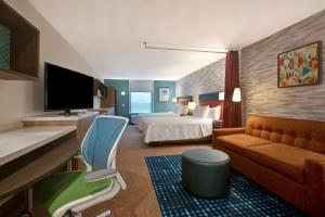 Loves ParkHome2 Suites By Hilton Loves Park Rockford的酒店客房,配有床和沙发