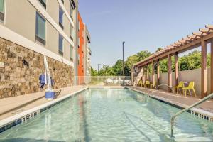 弗利Home2 Suites By Hilton Foley的建筑物一侧的游泳池