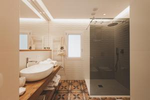 切法卢I Mori Apartments的白色的浴室设有浴缸和淋浴。