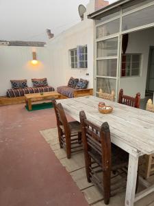 阿加迪尔Anir of sea tamraght的客厅配有木桌和椅子