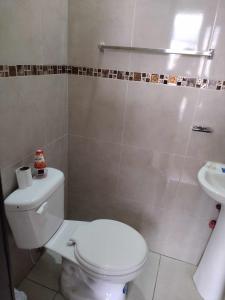 安巴托Ideal para descansar的浴室配有白色卫生间和盥洗盆。