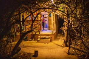 雅拉Podi Hoona Luxury Bush Camp的夜间建筑物的门道