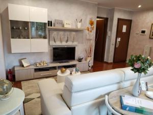 瓦伦纳奥林德利维罗纳公寓的客厅配有白色沙发和电视