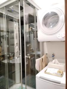 瓦伦纳奥林德利维罗纳公寓的带淋浴和洗衣机的浴室