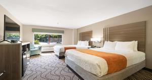 奇科奇科贝斯特韦斯特酒店的酒店客房设有两张床和一台平面电视。