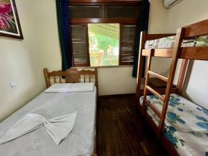 马瑙斯Hostel Manaus的带窗户的客房内的两张双层床