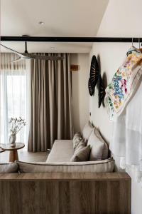 阿彻奇洛斯Lithos Luxury Villa的墙上有蝴蝶的房间的一张床位