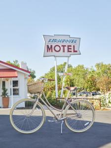 佩索罗伯斯Farmhouse Paso的停在汽车旅馆标志前的自行车