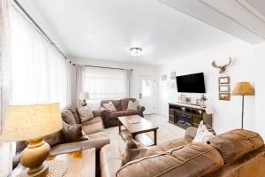 加登城Moose Haven的带沙发和电视的客厅