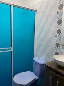内科克利Sweet Dreams Necocli的蓝色的浴室设有卫生间和水槽