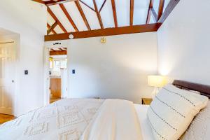West RutlandThe Garden Estate的卧室配有白色床和木制天花板