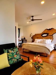 圣伊格纳西奥Yumas Riverfront Lodge的一间卧室配有一张床、一张桌子和一张沙发