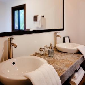 圣伊格纳西奥Yumas Riverfront Lodge的一间带两个盥洗盆和大镜子的浴室