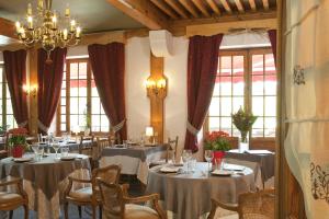 维拉尔-德朗克里斯蒂安妮亚酒店的用餐室设有桌椅和窗户。