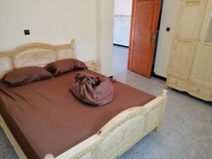 胡塞马Bokidan的一间卧室配有一张带棕色床单的大床