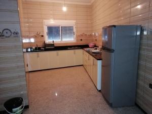 胡塞马Bokidan的厨房配有冰箱和水槽。