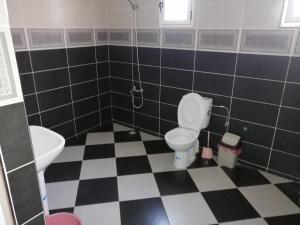 胡塞马Bokidan的一间带卫生间和 ⁇ 格地板的浴室