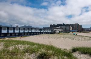西塞德滨海汽车旅馆的海滩上一座建筑旁边的沙滩