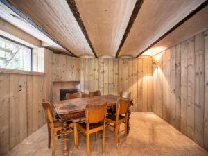 博尔赫隆Historic building with a high level of finishing in Borgloon的一间带木桌和椅子的用餐室