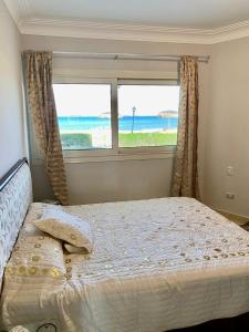 法耶兹قرية البوريڤاچ1的一间卧室设有一张床,享有海景