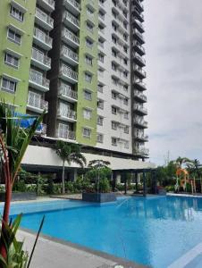 达沃市Mesatierra Garden Residences - Condo的大型公寓大楼,设有大型游泳池