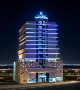 麦纳麦Premier Hotel的一座晚上有蓝色灯光的建筑