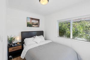 西雅图ALKI Retreat! Steps-2-BEACH - PARKING的白色的卧室设有床和窗户
