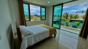 TubaráPalm Beach Resort的一间卧室配有一张床,享有海景