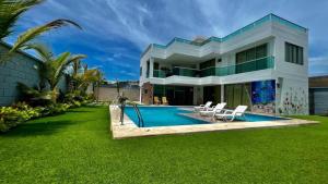 TubaráPalm Beach Resort的一座带游泳池和房子的别墅
