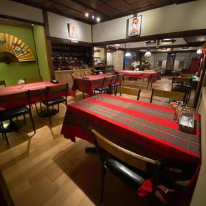 桐生市Okiya Guest House & Tapas Bar的一间餐厅,房间内设有红色的桌椅