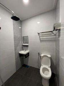 Kota BharuAlia Express Dey Hotel Kota Bharu的一间带卫生间和水槽的浴室