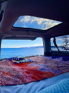 基黑Campervan/Maui hosted by Go Camp Maui的从车后方可欣赏到海景