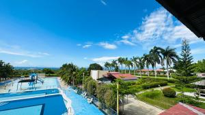 SampongTugsaw Resort的棕榈树度假村的游泳池景