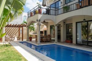 图卢姆Tulum Stunning Villa for 10-Cabana-Private Pool-Parking的房屋前的游泳池