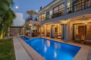图卢姆Tulum Stunning Villa for 10-Cabana-Private Pool-Parking的一座房子后院的游泳池